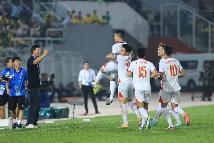 Niềm vui của thầy trò HLV Kim Sang-sik khi kéo dài mạch trận bất bại lên con số 23. Ảnh: Hải Hoàng