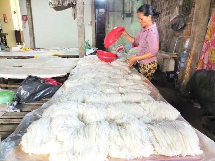  Hoạt động sản xuất bún tươi tại làng nghề Ngãi Chánh (phường An Nhơn) phát sinh lượng nước thải lớn, khoảng 70 - 100 m³/ngày đêm. Ảnh: V.L 