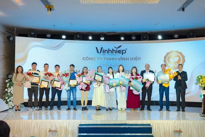  Các doanh nghiệp liên kết được vinh danh tại hội thảo. Ảnh: Hà Duy 