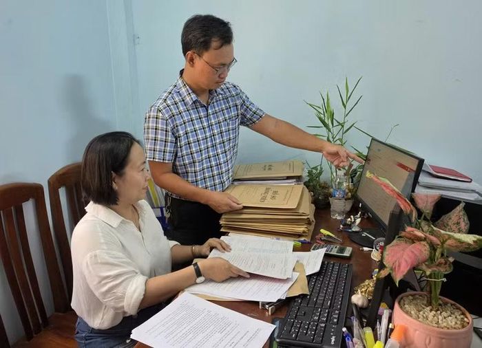 Hồ sơ đảng viên của phường Quy Nhơn Bắc được kiểm tra, đối chiếu với hồ sơ gốc tại Ban Xây dựng Đảng, Đảng ủy phường trước khi số hóa. Ảnh: N.H