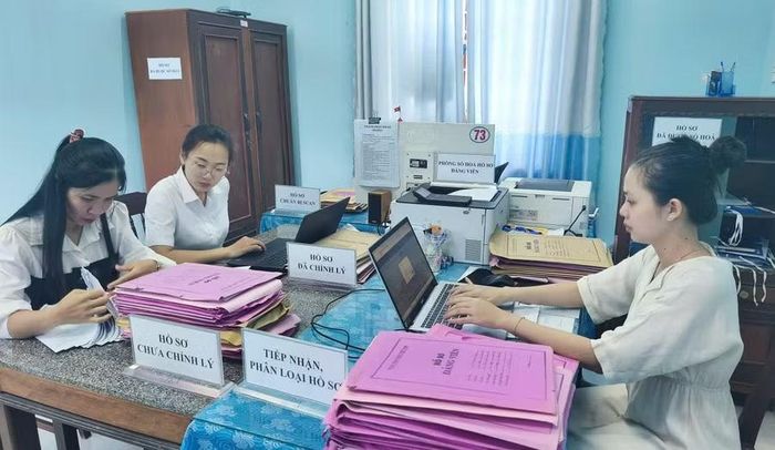Cán bộ Ban Xây dựng Đảng, Đảng ủy phường Hoài Nhơn Tây rà soát, số hóa hồ sơ đảng viên. Ảnh: N.H