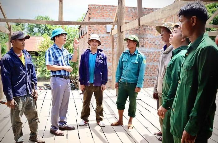  Lãnh đạo xã thường xuyên có mặt tại hiện trường để nắm tình hình, hướng dẫn và đôn đốc tiến độ. Ảnh: M.P 