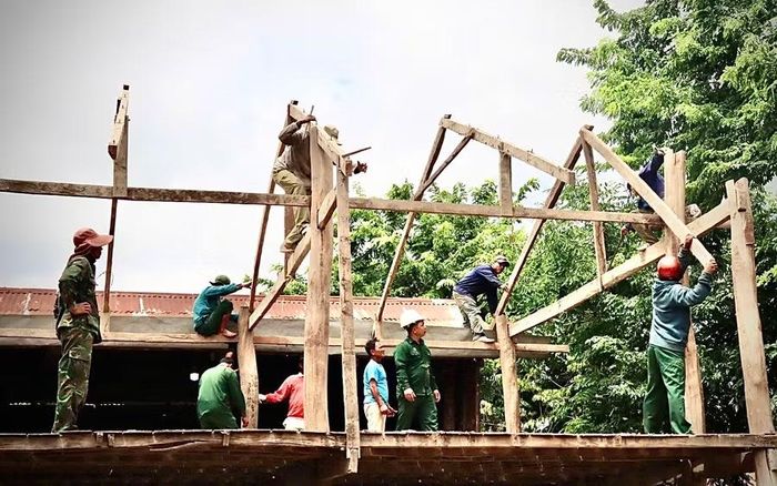  Việc tận dụng những căn nhà cũ giúp người dân tiết kiệm chi phí, vì vậy quá trình tháo dỡ được thực hiện khá cẩn thận. Ảnh: M.P 