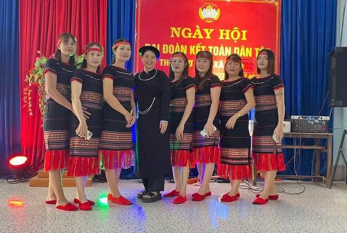  Chị Triệu Thị Yến (thứ 4 từ trái sang) - Bí thư Chi bộ kiêm Trưởng thôn Kơ Nia (xã Ia Pa) cùng các cô gái Jrai tại Ngày hội Đại đoàn kết toàn dân tộc của thôn. Ảnh: Vũ Chi 