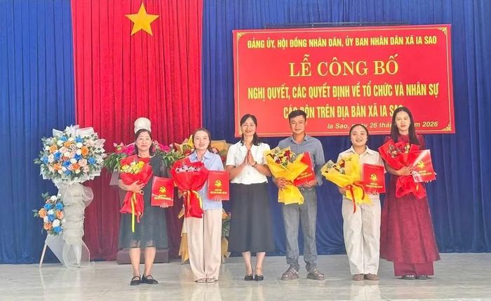  Chị Ksor H’Rơn (thứ 2 từ phải sang) là 1 trong 5 cử nhân tại xã Ia Sao đảm nhận vai trò Bí thư Chi bộ thôn sau sáp nhập. Ảnh: Vũ Chi 