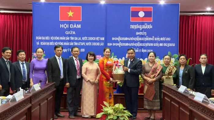  Thường trực HĐND tỉnh Attapeu (bên phải) tặng quà cho Thường trực HĐND tỉnh Gia Lai. Ảnh: Đức Hải 