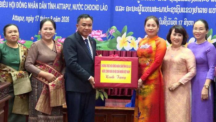  Phó Chủ tịch HĐND tỉnh Huỳnh Thúy Vân (thứ 3 từ phải sang) tặng quà cho Thường trực HĐND tỉnh Attapeu. Ảnh: Đức Hải 