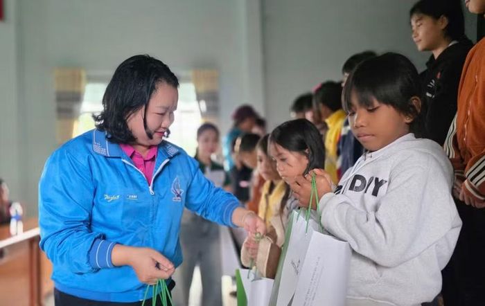  Đại diện UBND phường Thống Nhất tặng quà cho thiếu nhi làng Chư Đang Ya. Ảnh: Bá Bính 