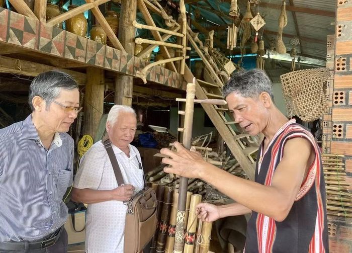  Hội viên Chi hội VHNT các dân tộc thiểu số tìm hiểu về nhạc cụ dân tộc tại nhà Nghệ nhân ưu tú Rơ Châm Tih (xã Ia Hrung). Ảnh: Phương Duyên 