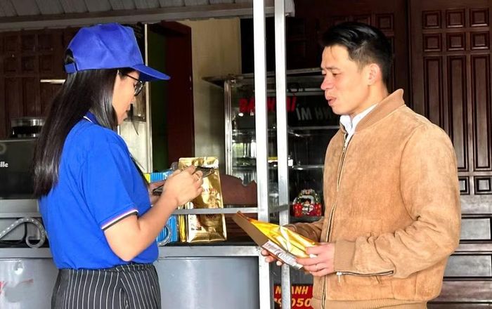 Điều tra viên thu thập thông tin tại một cơ sở kinh doanh ở phường Diên Hồng. Ảnh: T.S