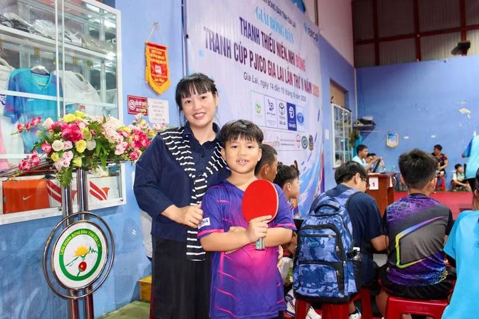  Chị Nguyễn Thị Cẩm Uyên cùng con trai Nguyễn Đức Nam tại giải đấu. Theo chị Uyên, bóng bàn giúp Nam rèn sức khỏe, sự tập trung và phản xạ nhanh. Ảnh: M.C 