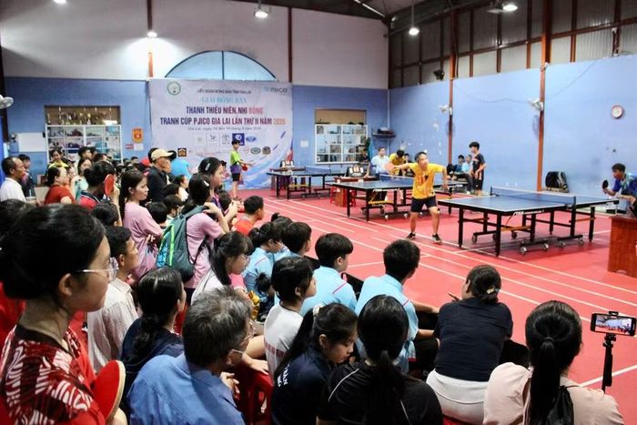  Đông đảo khán giả đến theo dõi, cổ vũ các tay vợt trẻ tranh tài tại giải đấu. Ảnh: M.C 