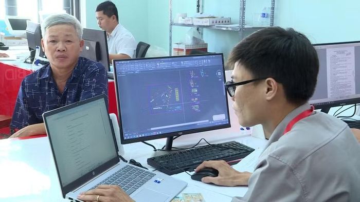  Ông Đỗ Đình Chiến (bên trái) hài lòng với thái độ phục vụ của cán bộ tại Trung tâm Phục vụ hành chính công phường Hoài Nhơn. Ảnh: Phi Long 