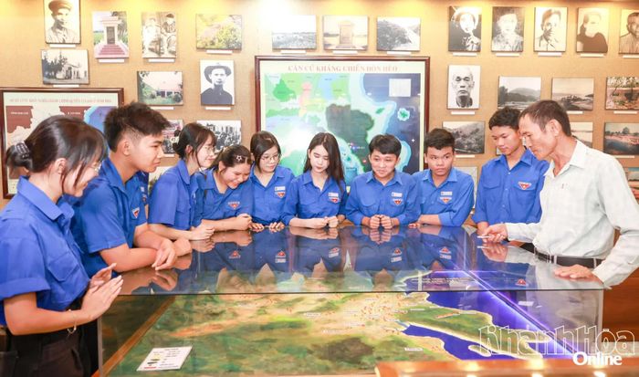 Nhà truyền thống Ninh Hòa trưng bày nhiều hiện vật, lịch sử các thời kỳ cách mạng của vùng đất Ninh Hòa.