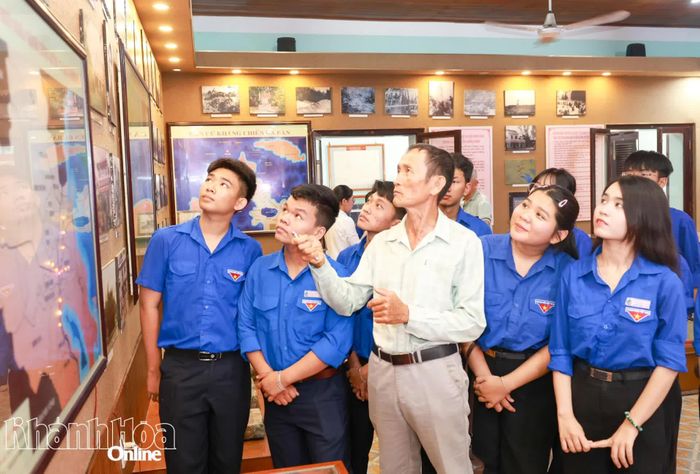 Ông Nguyễn Văn Lương hướng dẫn các đoàn viên tìm hiểu về khởi nghĩa giành chính quyền ở Ninh Hòa tháng 8-1945.