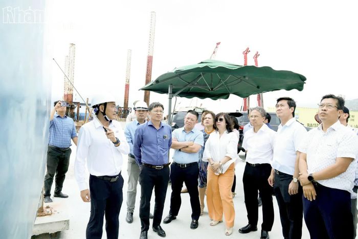 Đoàn công tác của Bộ Xây dựng khảo sát Cảng biển tổng hợp Cà Ná.