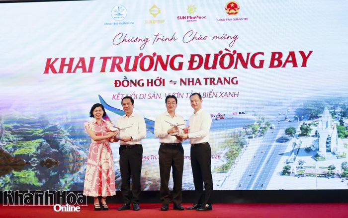 Đại diện Tập đoàn Sun Group và Sun PhuQuoc Airways tặng quà lưu niệm cho tỉnh Khánh Hòa và Quảng Trị.