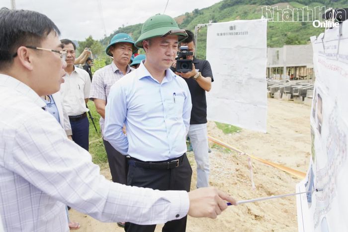 Chủ tịch UBND tỉnh Nguyễn Việt Hùng nghe báo cáo Dự án Di dân, tái định cư vùng sạt lở thôn Bậc Rây 1.