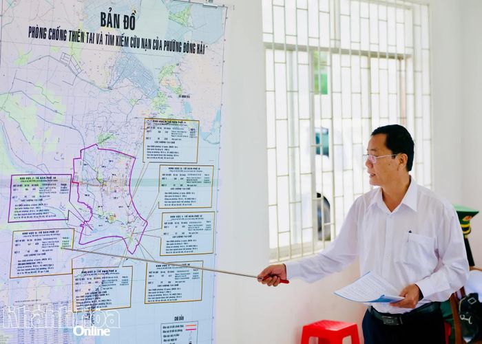 Chủ tịch UBND phường Đông Hải thuyết minh phương án phòng, chống thiên tai và tìm kiếm cứu nạn trên bản đồ.