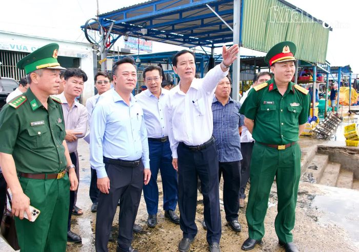 Chủ tịch UBND tỉnh Nguyễn Việt Hùng kiểm tra khu vực neo đậu tàu thuyền tránh trú bão tại Cảng cá Đông Hải.