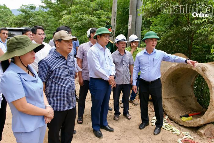 Chủ tịch UBND tỉnh Nguyễn Việt Hùng kiểm tra công trình khắc phục sạt lở taluy âm tại Km25+750, đường tỉnh 707.
