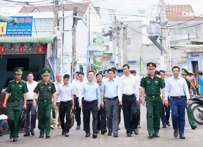 Chủ tịch UBND tỉnh Nguyễn Việt Hùng dẫn đầu đoàn công tác thị sát Cảng cá Đông Hải. 