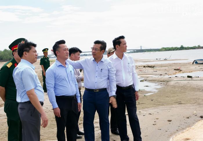 Chủ tịch UBND tỉnh Nguyễn Việt Hùng thị sát khu dân cư Gò 31 - một trong những điểm xung yếu về phòng, chống thiên tai của phường Đông Hải.