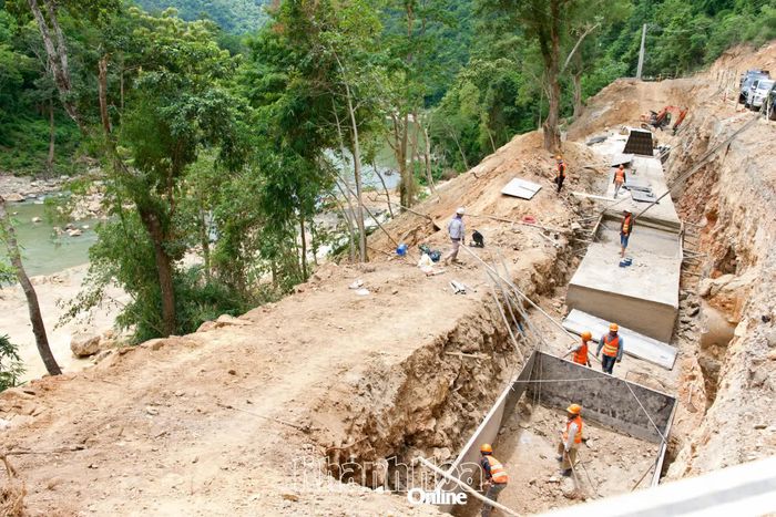 Điểm sạt lở taluy âm tại Km25+750, đường tỉnh 707 dài khoảng 130m, sâu 8m; được thiết kế kè bê tông cốt thép cao 7m để khắc phục sạt lở.