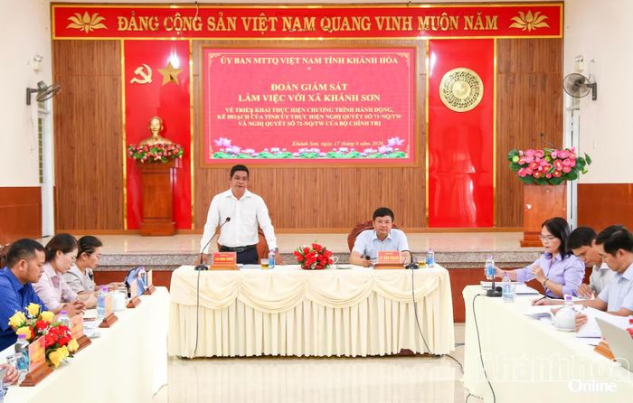 Đại diện Thường trực Đảng ủy xã Khánh Sơn phát biểu tại buổi làm việc. 