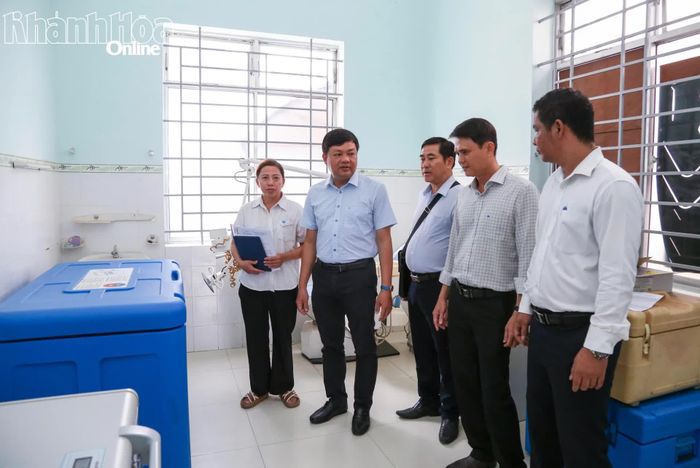 Đoàn Giám sát khảo sát thực tế tại Trạm Y tế xã Khánh Sơn. 