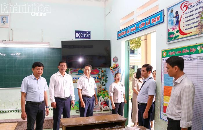 Đoàn Giám sát khảo sát thực tế tại Trường Tiểu học Tô Hạp. 