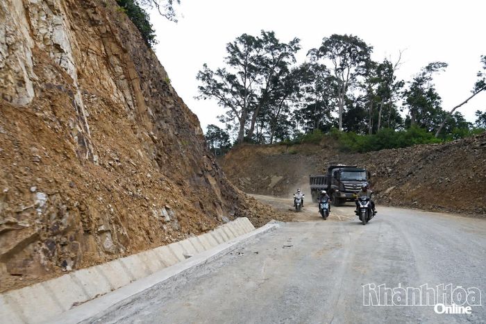 Tuyến đường kết nối khu vực Ninh Sơn đến ngã tư Tà Năng đang được khẩn trương thi công.