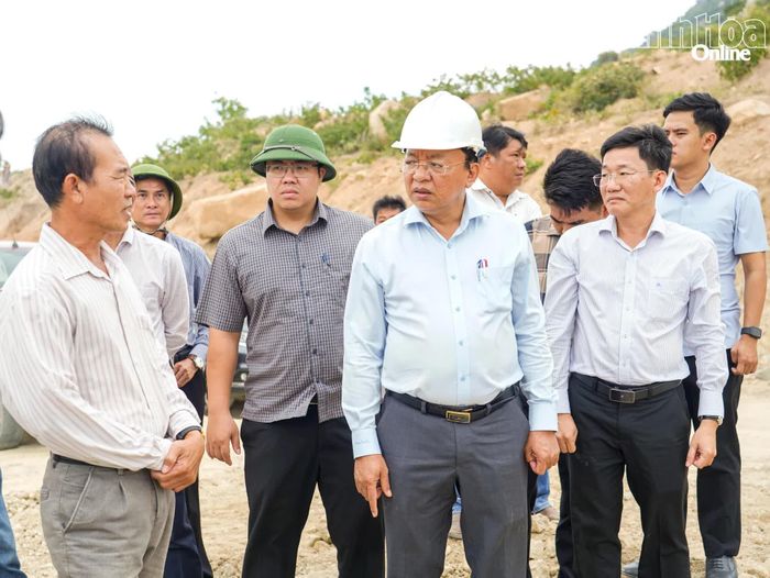 Đồng chí Lê Huyền nghe báo cáo tiến độ Dự án Đường nối cao tốc Bắc - Nam với Cảng biển tổng hợp Cà Ná.