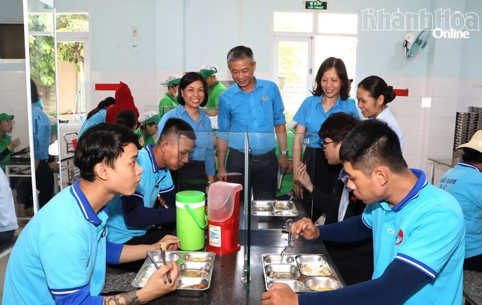 Đoàn khảo sát thăm hỏi người lao động Công ty TNHH Hải Nam khi dùng bữa ăn ca.