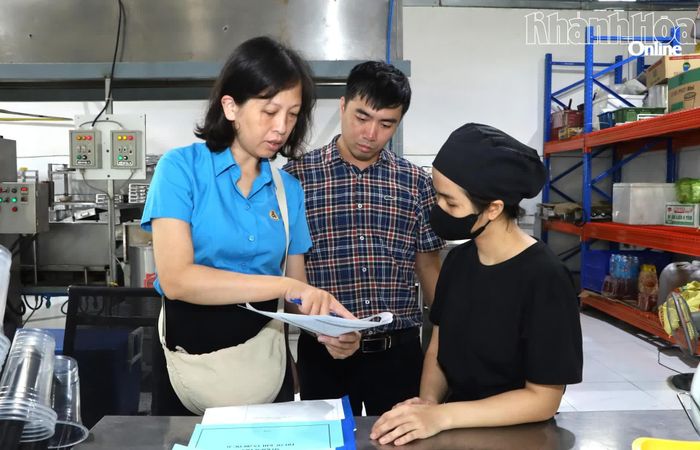 Kiểm tra việc thực hiện các quy định tại bếp ăn tập thể của Công ty TNHH Logistik Unicorp. 