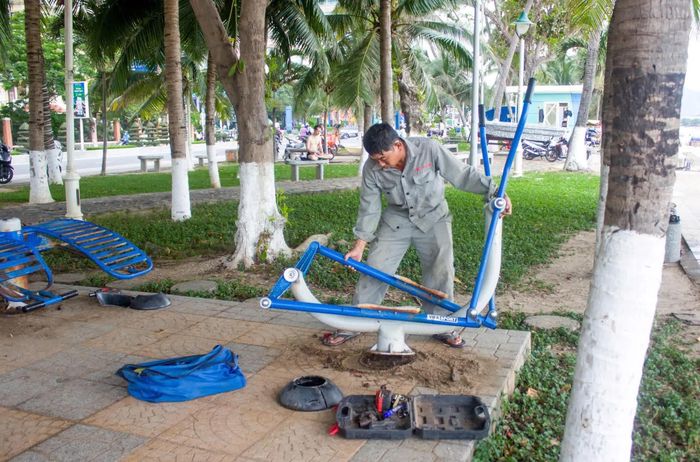 Cơ quan chức năng đang tiến hành thay thế, sửa chữa các thiết bị tập luyện bị hư hỏng tại công viên bờ biển.