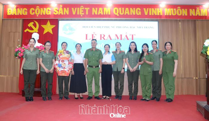 Hội Liên hiệp Phụ nữ phường tặng quà cho Chi hội Phụ nữ Công an phường.