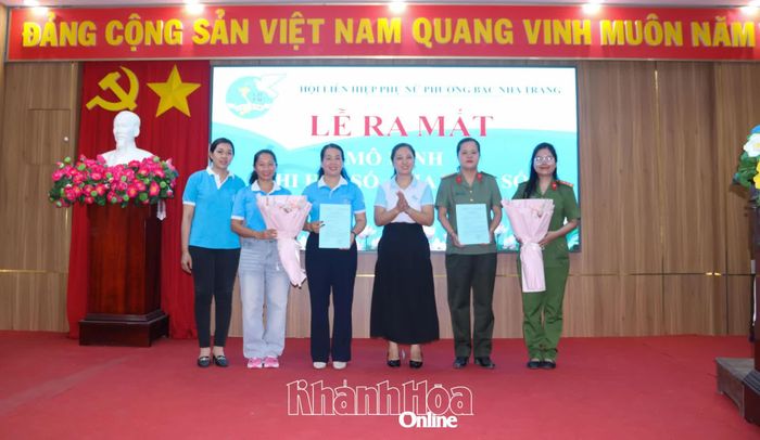Lãnh đạo Hội Liên hiệp Phụ nữ phường trao quyết định thành lập cho các mô hình.