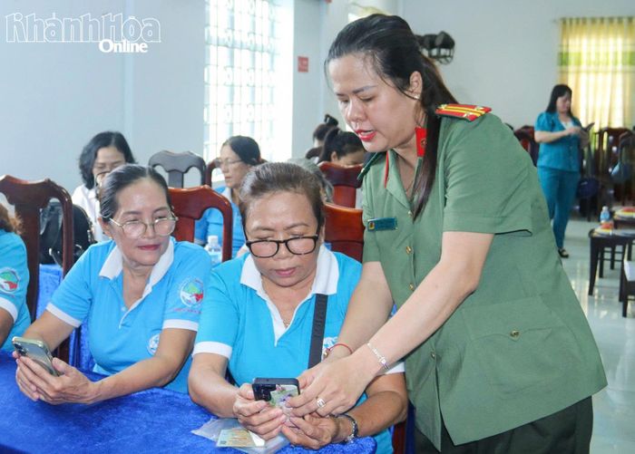 Chi hội Phụ nữ Công an phường hướng dẫn các chị em thực hiện các thao tác, tiện ích trên ứng dụng VNeID.