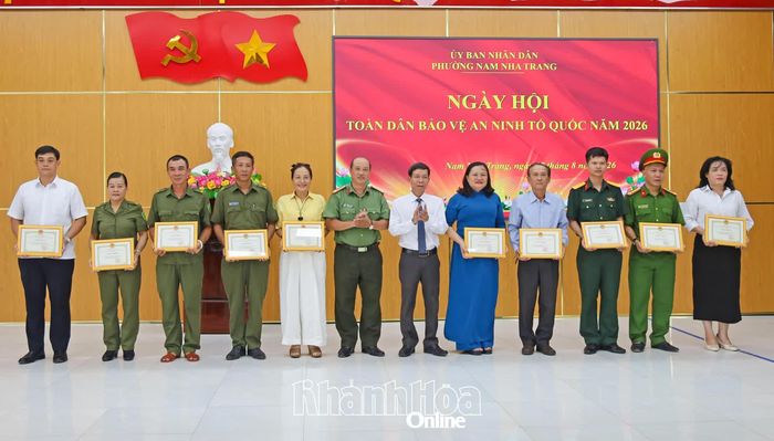 Các tập thể được nhận giấy khen.