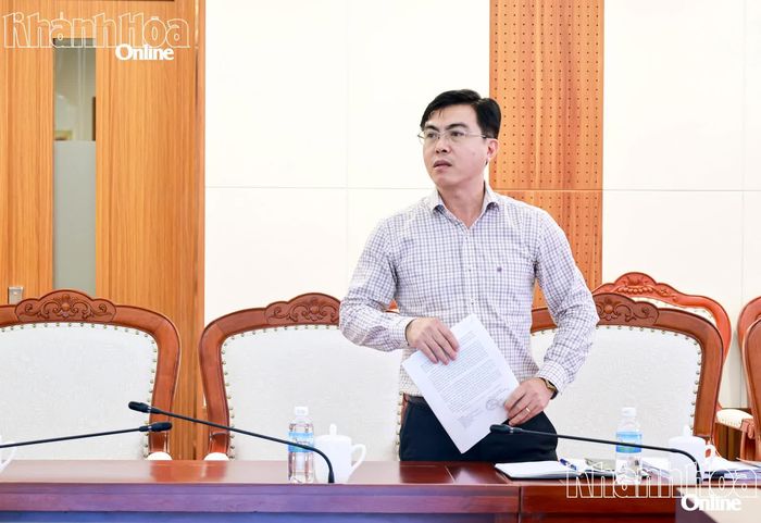 Đại diện phường Nam Nha Trang phát biểu tại cuộc họp. 