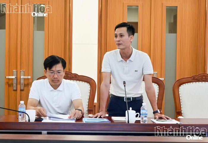 Đại diện chủ đầu tư dự án nhà ở xã hội phát biểu tại cuộc họp.