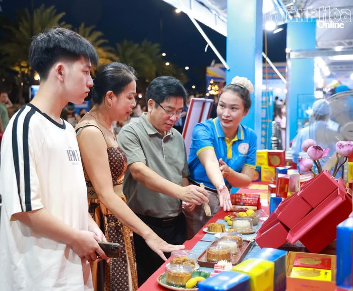 Khách hàng tham quan, thưởng thức bánh Trung thu tại gian hàng của Công ty TNHH Nhà nước Một thành viên Yến sào Khánh Hòa.