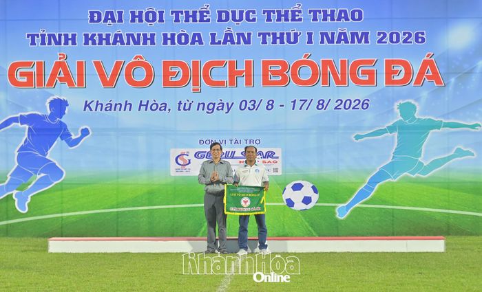 Ban tổ chức trao giải phong cách cho đội bóng xã Thuận Nam.
