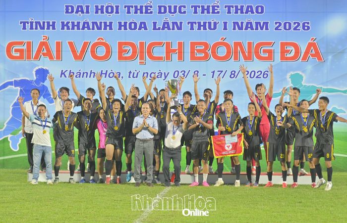 Trao cúp vô địch cho đội bóng phường Đông Ninh Hòa.