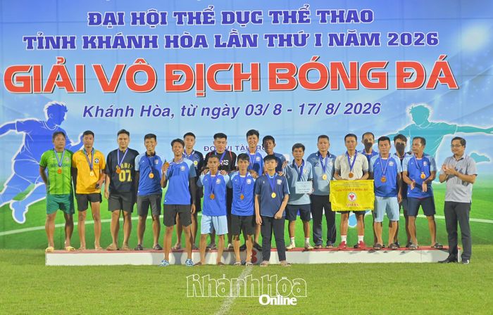 Trao giải ba cho đội bóng phường Ba Ngòi.