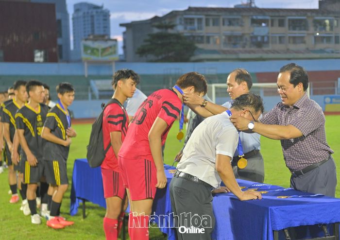 Trao huy chương Vàng cho đội vô địch phường Đông Ninh Hòa.