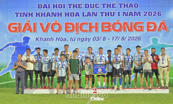 Trao giải nhì cho đội phường Nha Trang.