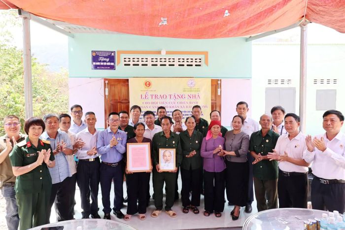 Các đại biểu chúc mừng gia đình ông Patâu Axá Thoản.
