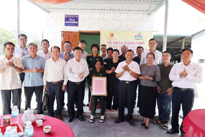Các đại biểu chúc mừng gia đình bà Chamaléa Thị Theo có nhà mới.